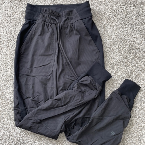 lululemon athletica Pants - NWOT LuluLemon Beyond the studio jogger 7/8 length